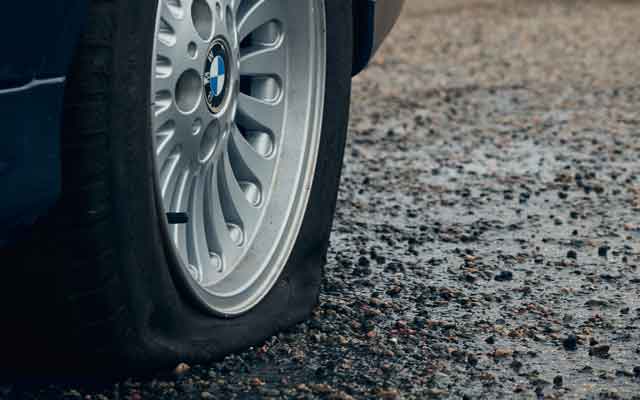 How to safely change a flat tyre
